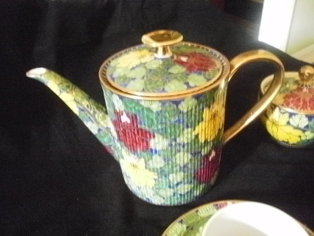 Thailand's Khelang Benjaron Tea Set