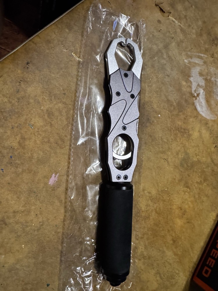 Fish gripper with scale fishing tool, practical, sturdy and lightweight