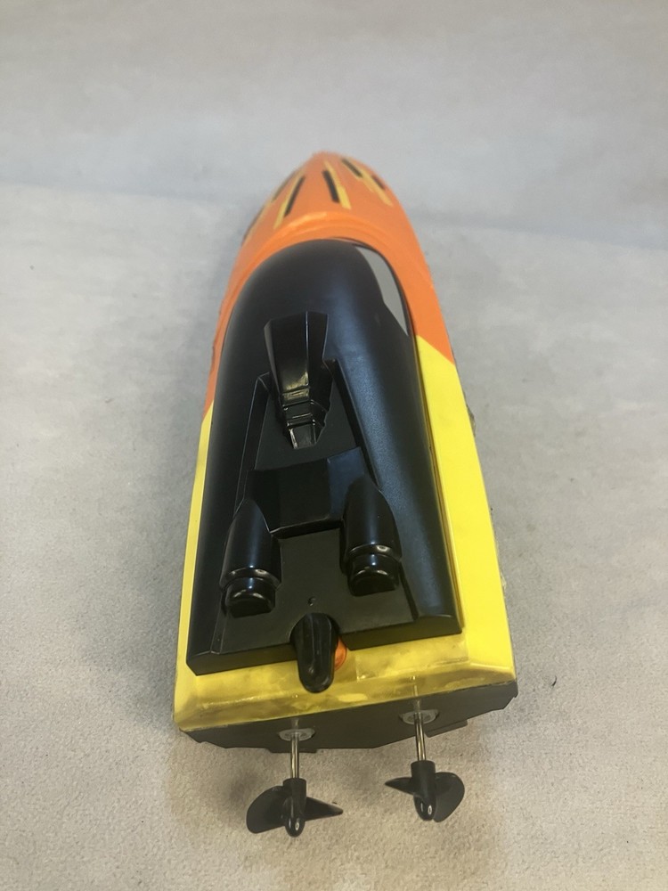 XVB Remote Control High Speed Full Function Speed Boat No remote/ Seems Glued