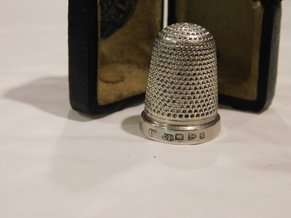 (012) Sterling Silver Sewing Thimble w/case
