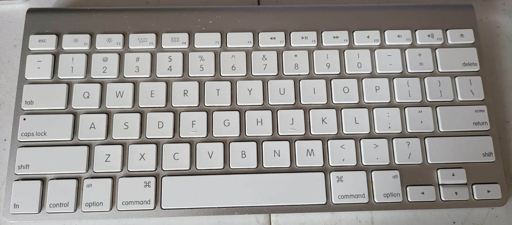 Apple A1314 Wireless Keyboard - Silver