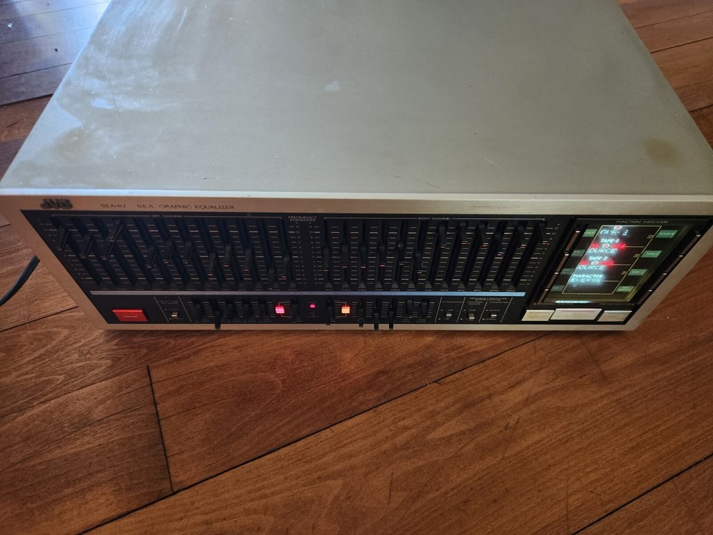 JVC SEA-R7 Graphic Equalizer Powers On