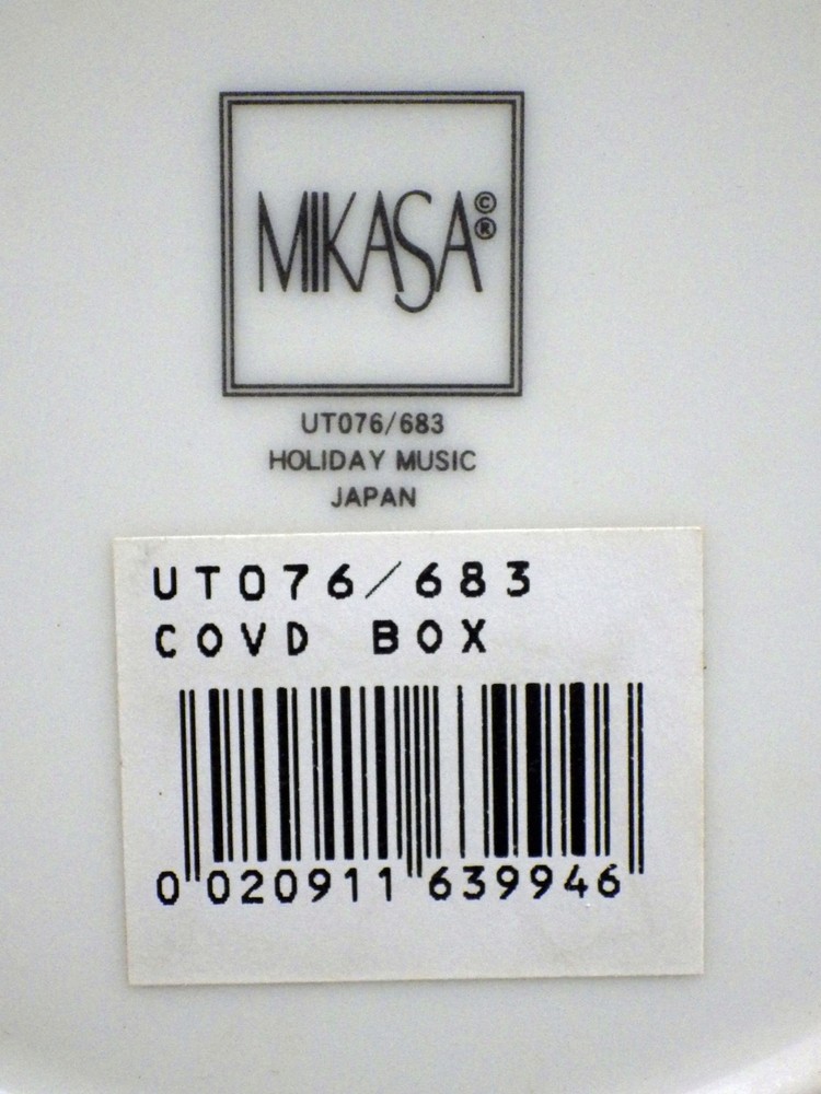 Mikasa - Holiday Music pattern - one round keepsake Box with Lid - EUC