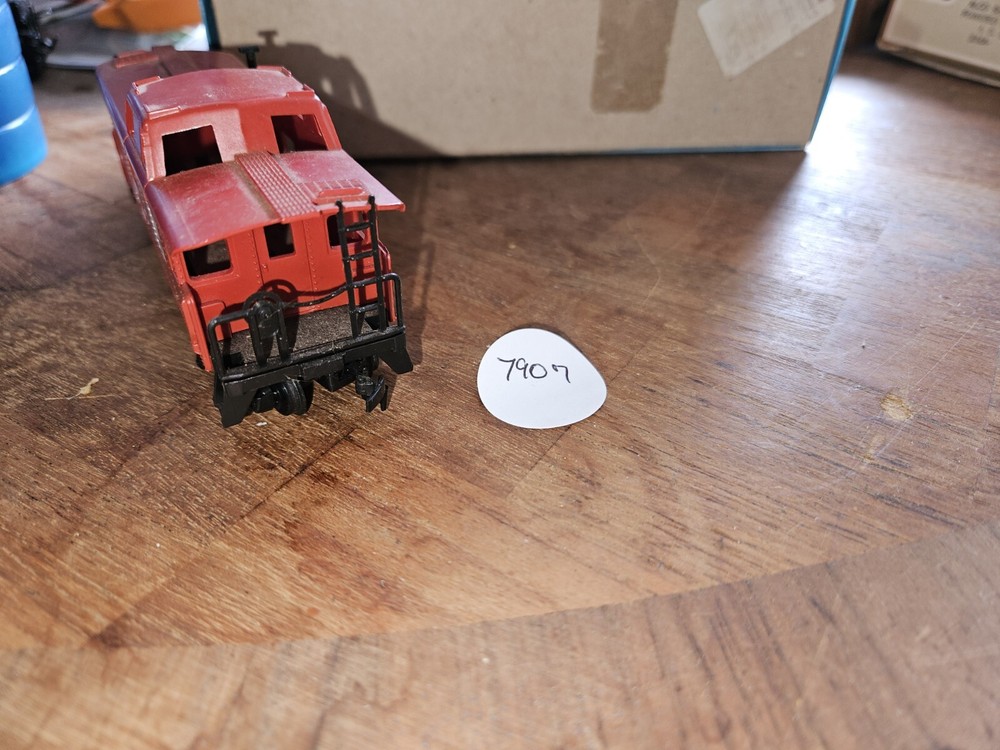 7240 ATSF RED CABOOSE, EXCELLENT CONDITION