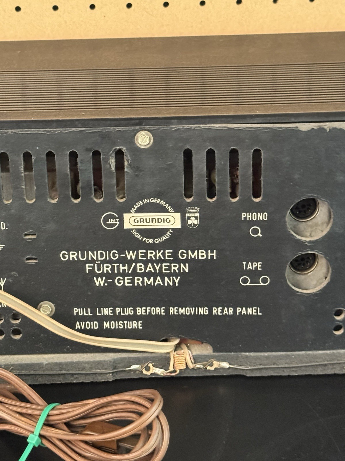 Grundig RTV 360U Solid State Am/Fm Short Wave Radio Stereo w/Speakers *READ*