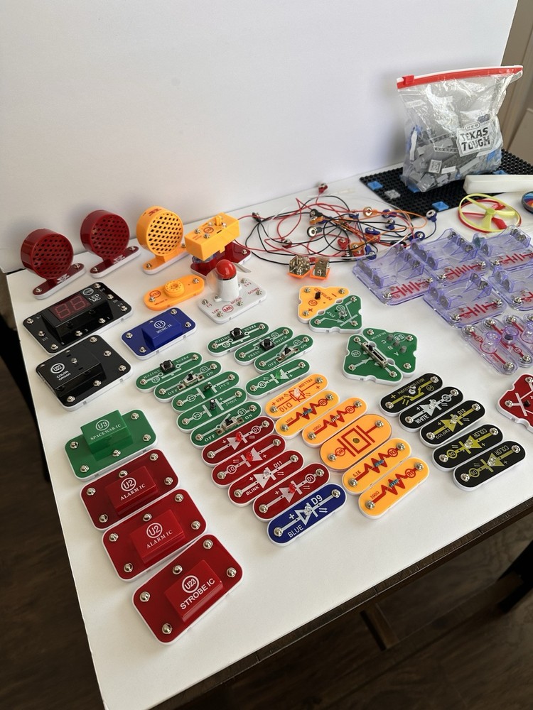 Electronic Snap Circuits Large LOT Elenco STEM Educational