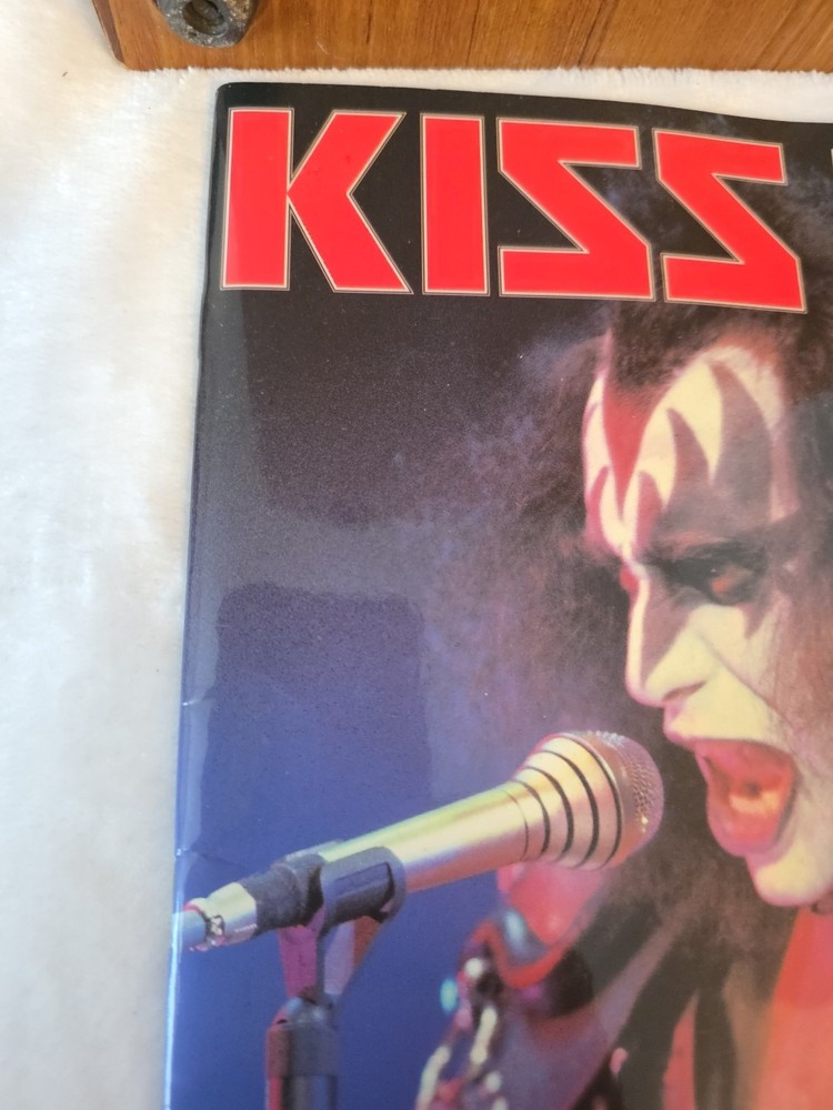 KISS LIVE SIGNED BY GENE SIMMONS MAGAZINE UK IMPORT, 1996