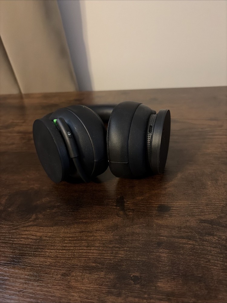 Xbox Wireless Headset Pre-owned with box