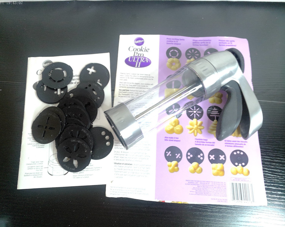 Wilton Cookie Pro Ultra II Soft-Grip Trigger Cookie Press Complete Set
