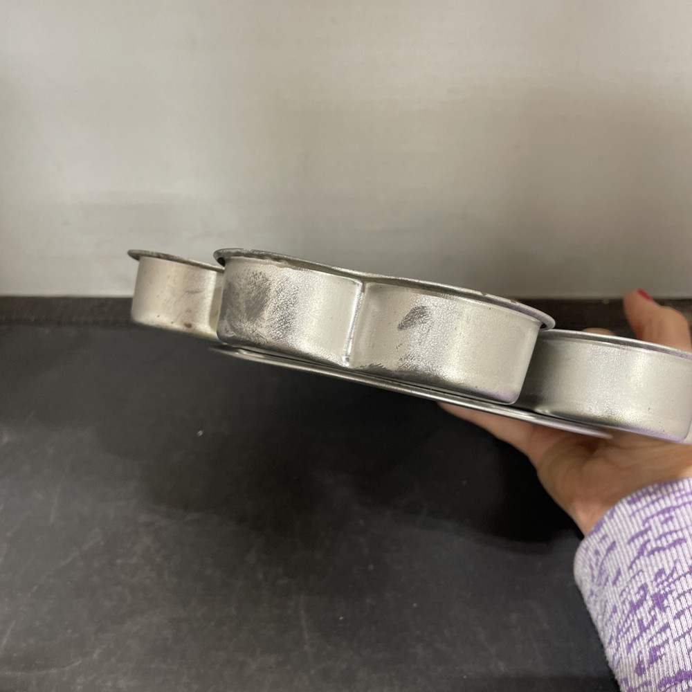 Fox Run Linked Heart Cake Pan - Pre-Owned