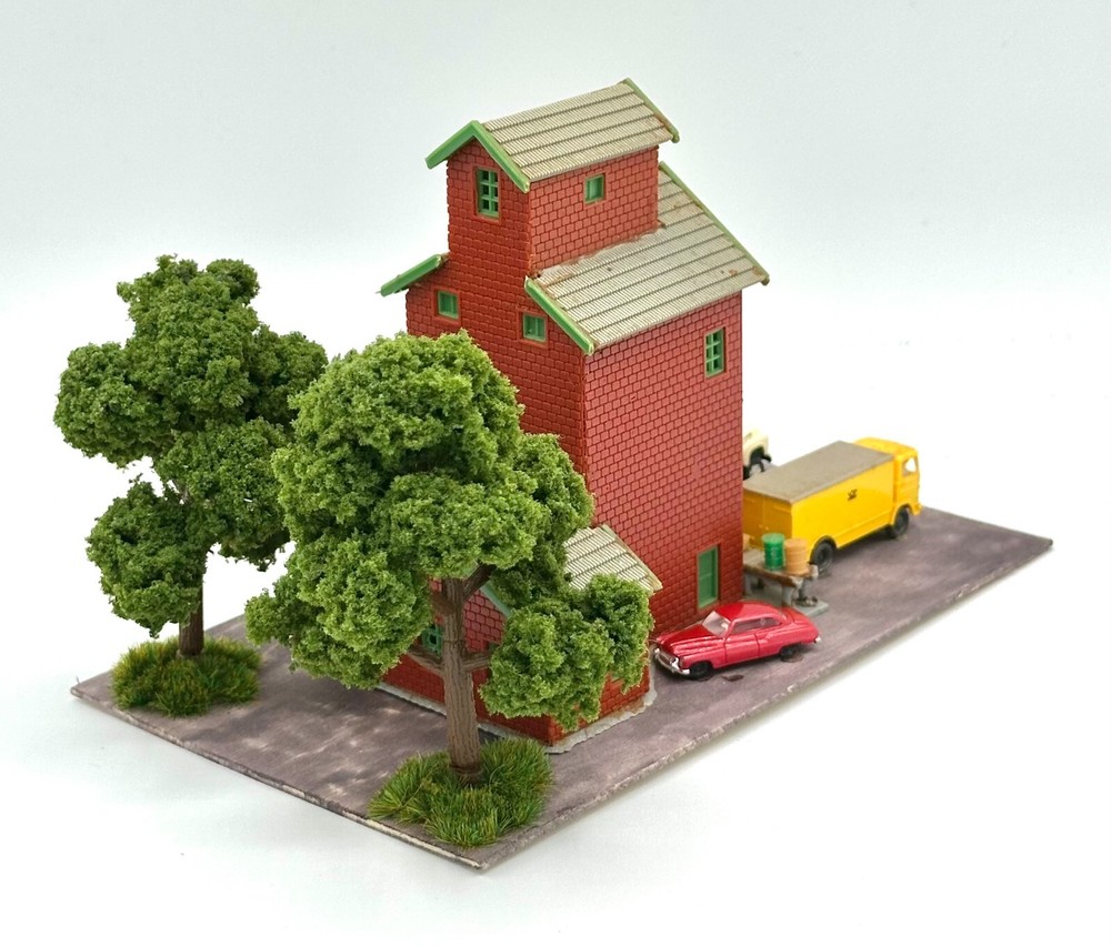 N Scale Custom Built Grain Elevator/Warehouse Lighted Diorama.