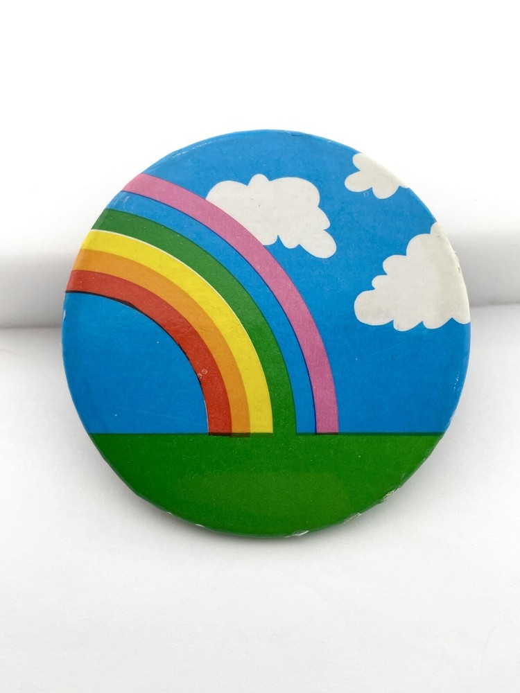 VINTAGE 1970s RAINBOW SKY CLOUDS & GRASS PINBACK BUTTON BADGE