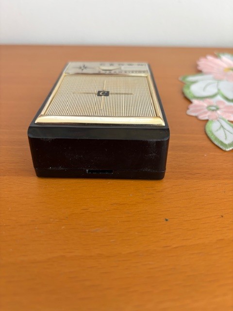 VINTAGE OLD TRANSISTOR RADIO MODEL TR 690 , COMPLETE IN BOX - STUNNING