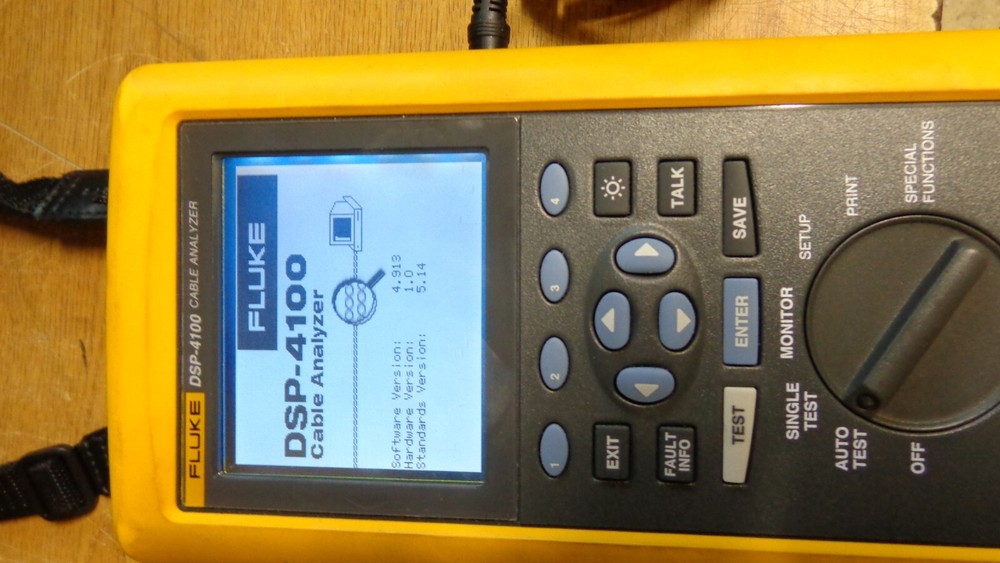 FLUKE DSP-4100 CABLE ANALYZER (Need AC Adapter)