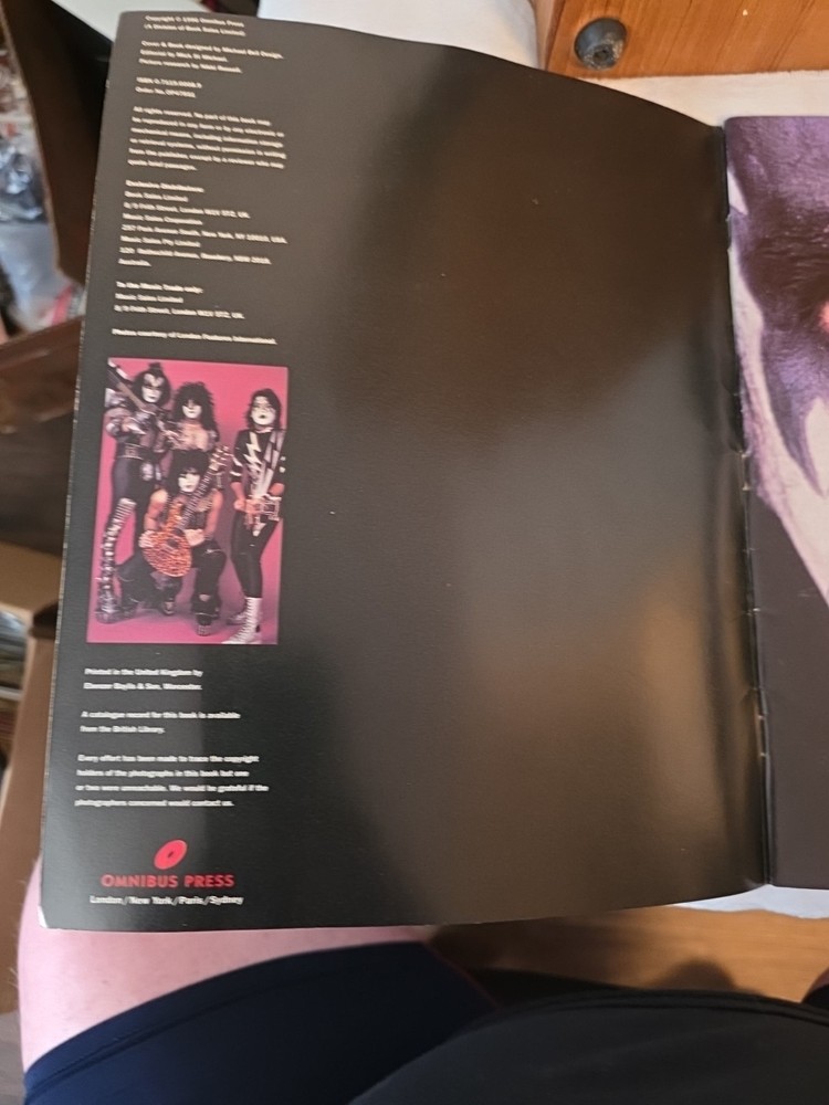 KISS LIVE SIGNED BY GENE SIMMONS MAGAZINE UK IMPORT, 1996