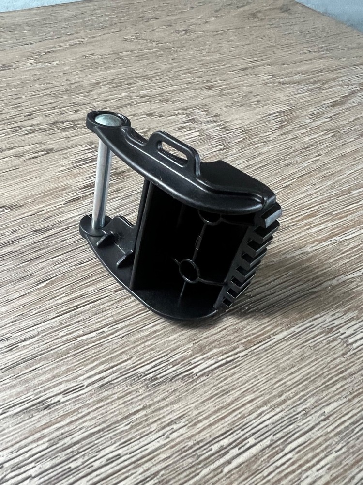 YAKIMA Replacement Lid Latch(s) CBX 18 Cargo Carrier - Needs Riveted on