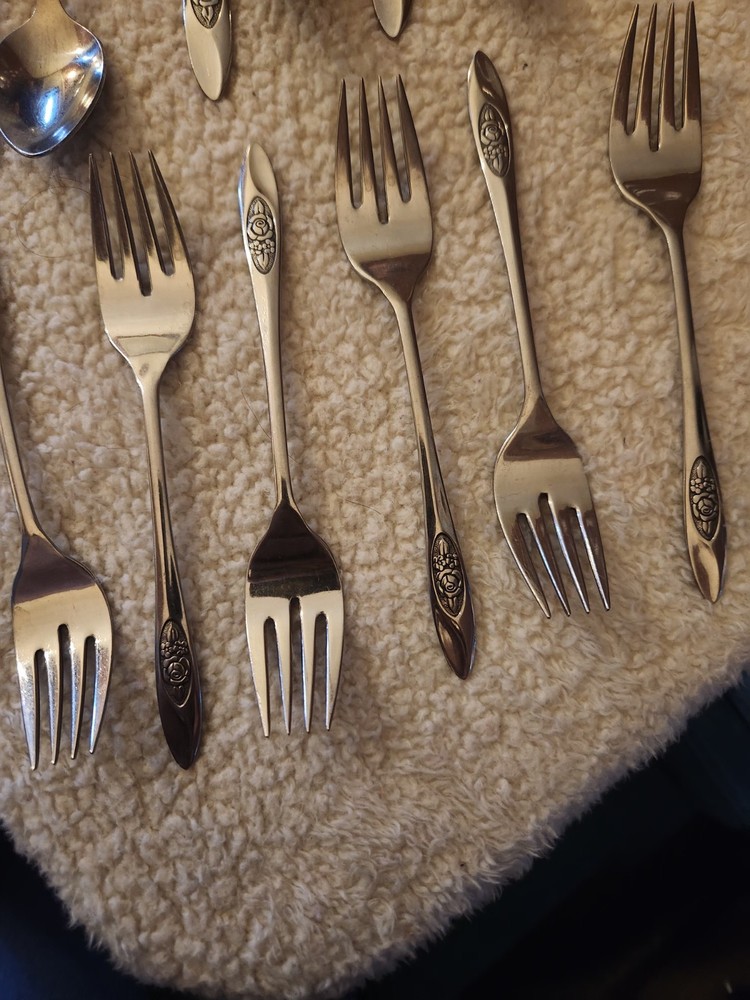 Flatware Onedia 🌹Rose Pattern Rogers 1881 Set Of 30