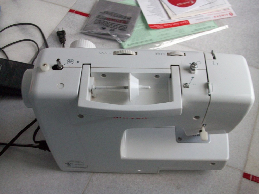 SINGER Simple 3232 Sewing Machine with Automatic Needle Threader
