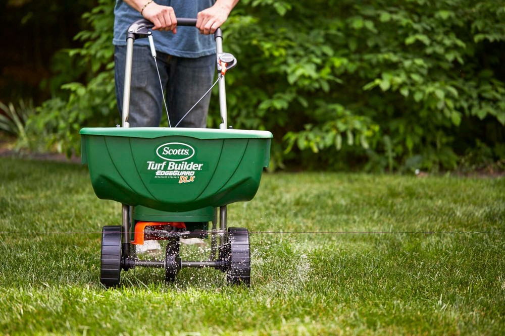 Scotts Turf Builder EdgeGuard DLX Broadcast Spreader