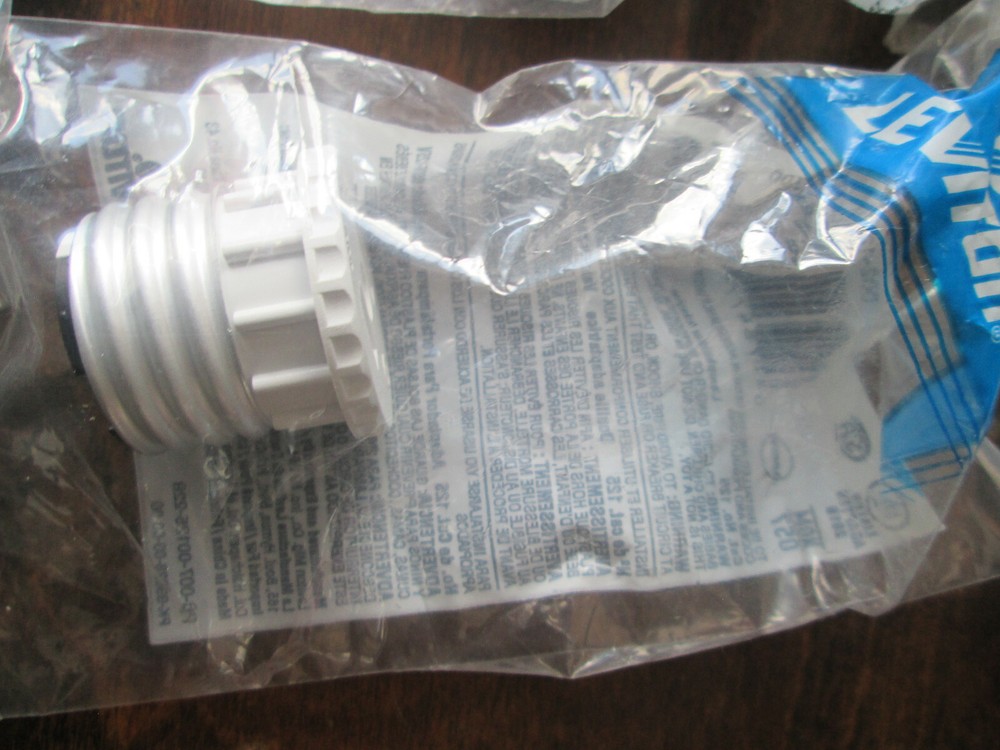 5 -LEVITON WHITE SOCKET TO OUTLET ADAPTER 125 15 Amp, 660 Watt, 125 Volt, 2-pole