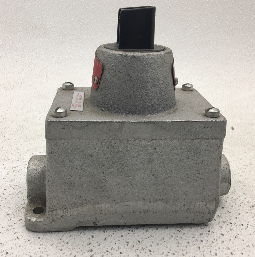 EFDC2437 CROUSE HINDS EXPLOSIONPROOF FEED THROUGH PUSHBUTTON ENCLOSURE 3/4" HUBS