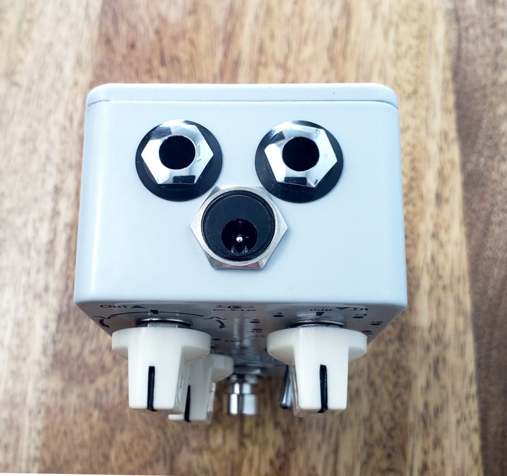 Handbuilt boutique semi-parametric EQ pedal with additional Clean Boost/Cut