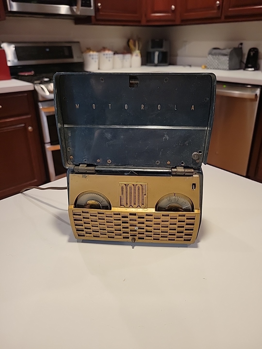 Vintage Motorola Model Green with Gold Flip Up Vintage Tube Radio 52M1U - AS-IS