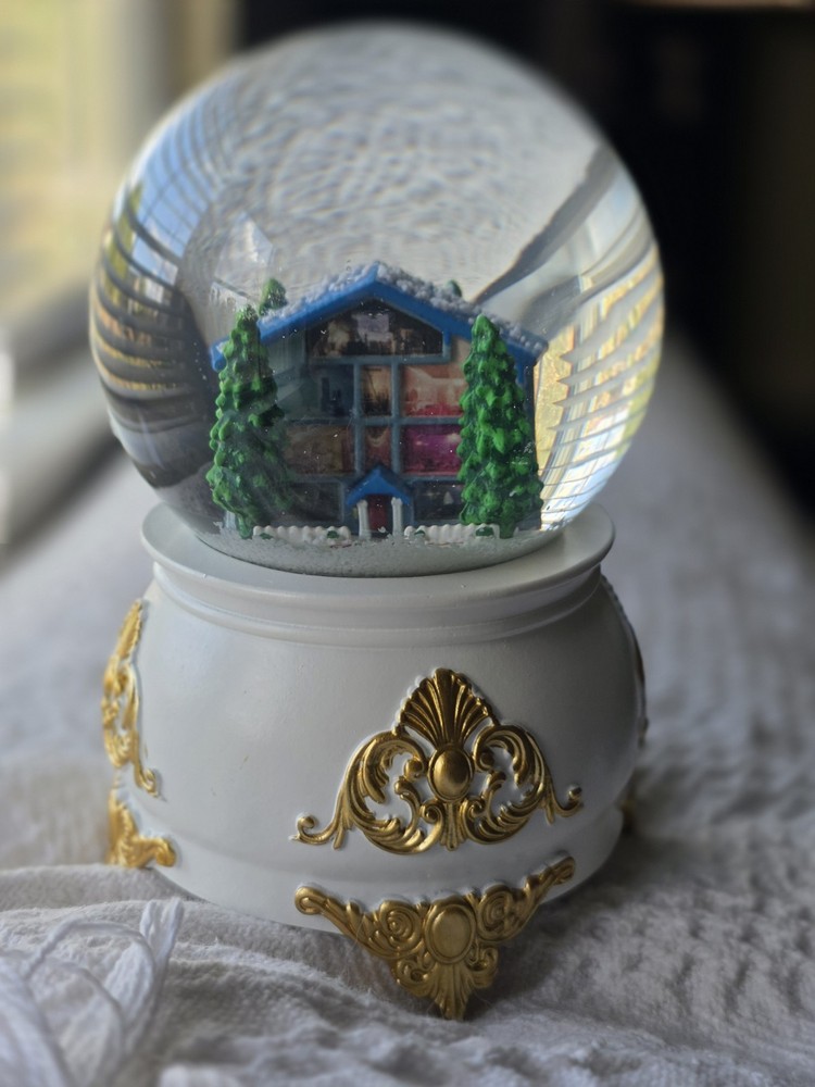 Taylor Swift Lover Snow Globe With Original Box * Authentic *
