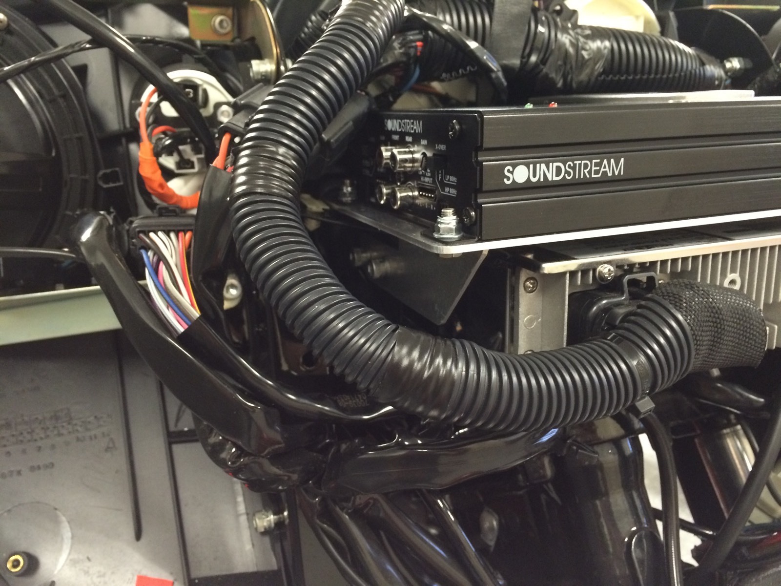 2008 - 2013 Batwing large amplifier mounting kit Harley Street Glide Diamond