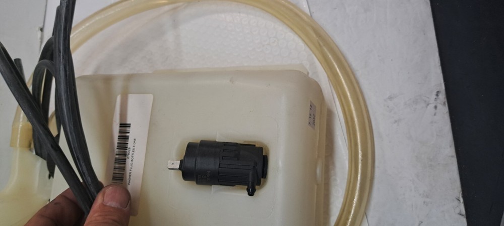 E-one PETERBILT/ FREIGHTLINER WINDSHIELD WASHER PUMP and tank 278028