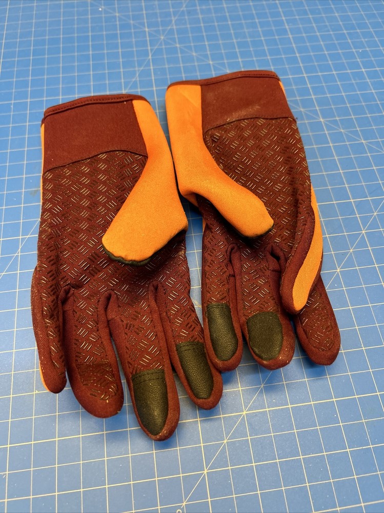 B- Forest Winds Gloves Size Medium Unisex- Touch Screen Fingertips