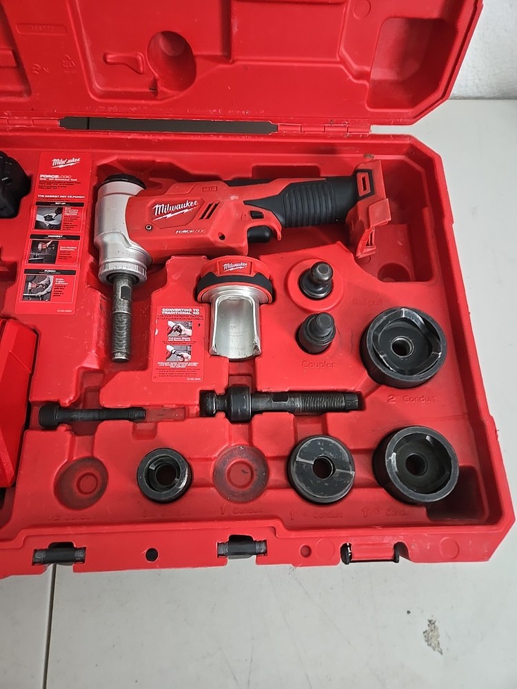 Milwaukee M18™ 2676-22 FORCE LOGIC™ 10T Knockout Tool