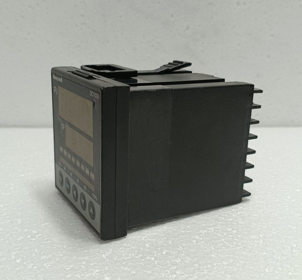 Honeywell DC1030CR-701000-E Temperature Controller