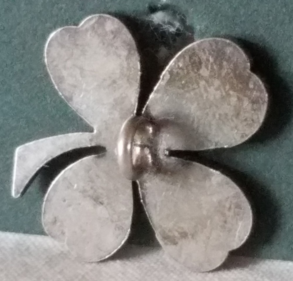 Bb FOUR LEAF CLOVER REALISTIC VINTAGE BUTTON Medium