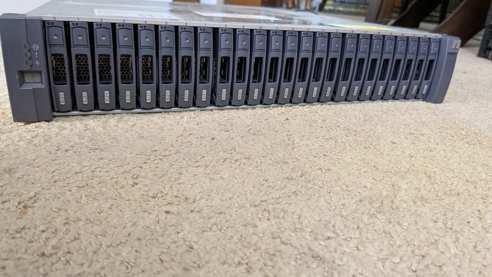 NetApp DS4246 Hard Drive Tray with Screws