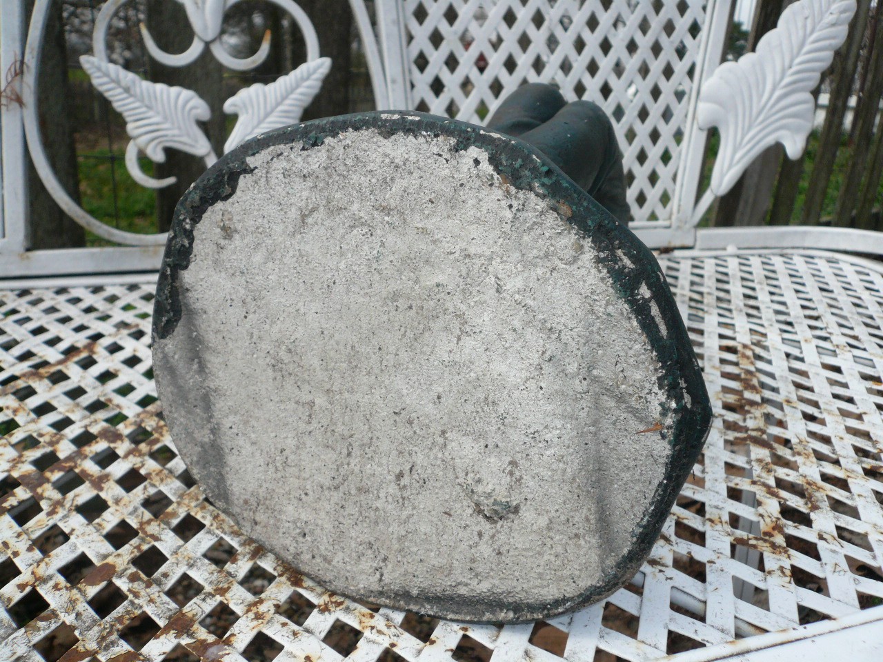 EXQUISITE MAIDEN ROCK SEASHELL VINTAGE CEMENT/CONCRETE GARDEN ORNAMENT 16" TALL