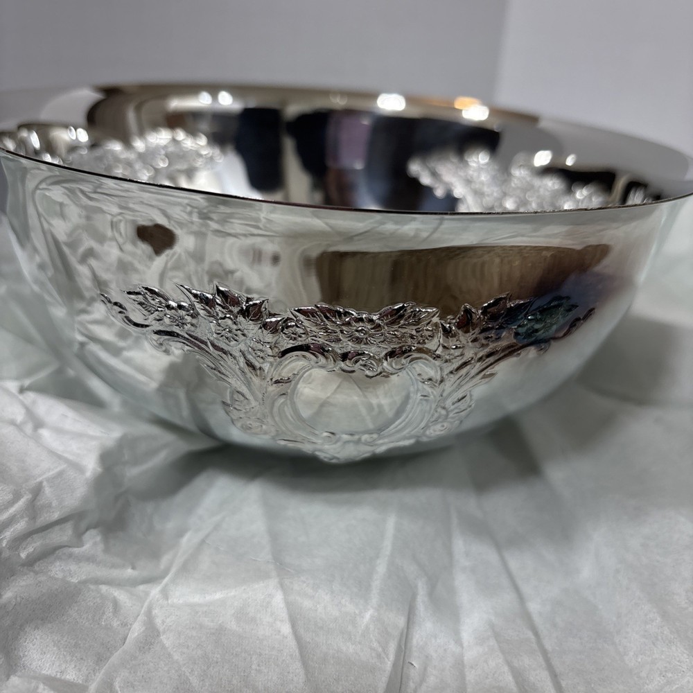 Oneida - Castle Court Round Bowl 8" Silverplate Bowl with plastic liner-used