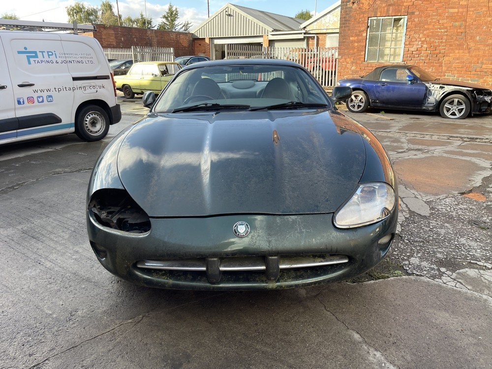 WARNING / HAZARD TRIANGLE KIT - Jaguar XK8 XKR x100