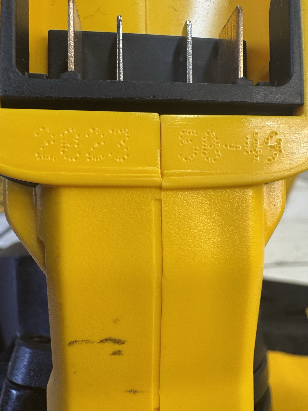 Dewalt (DCN45RND1) 20V MAX Lithium-Ion 15-Degree Cordless Roofing Nailer Kit