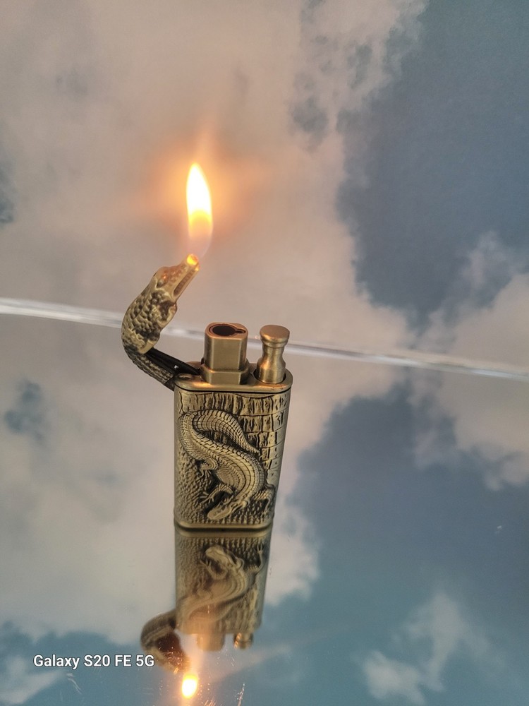 Alligator cigarette lighter