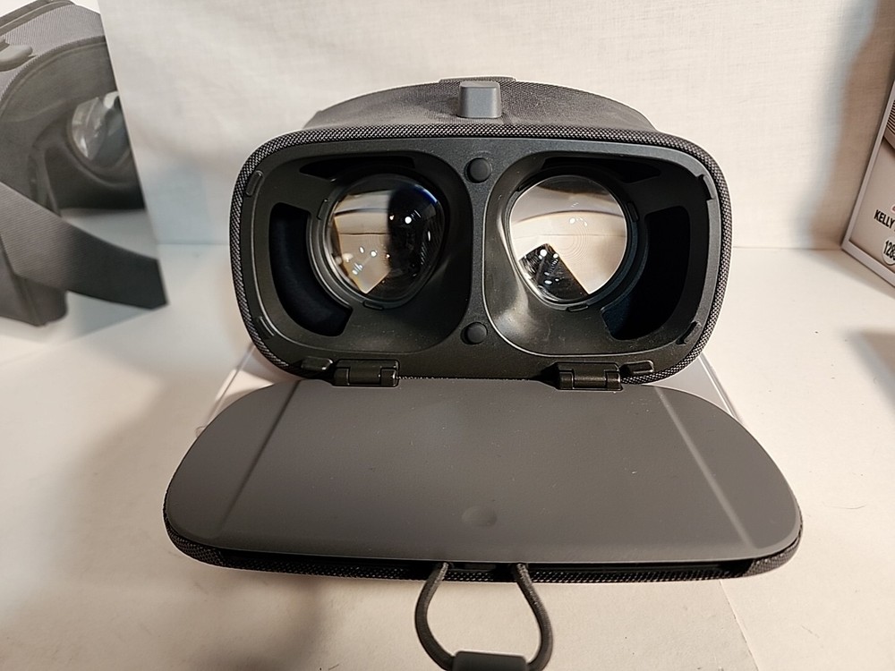 Google Daydream View (2017) VR Virtual Reality Charcoal Headset CIB Remote Box