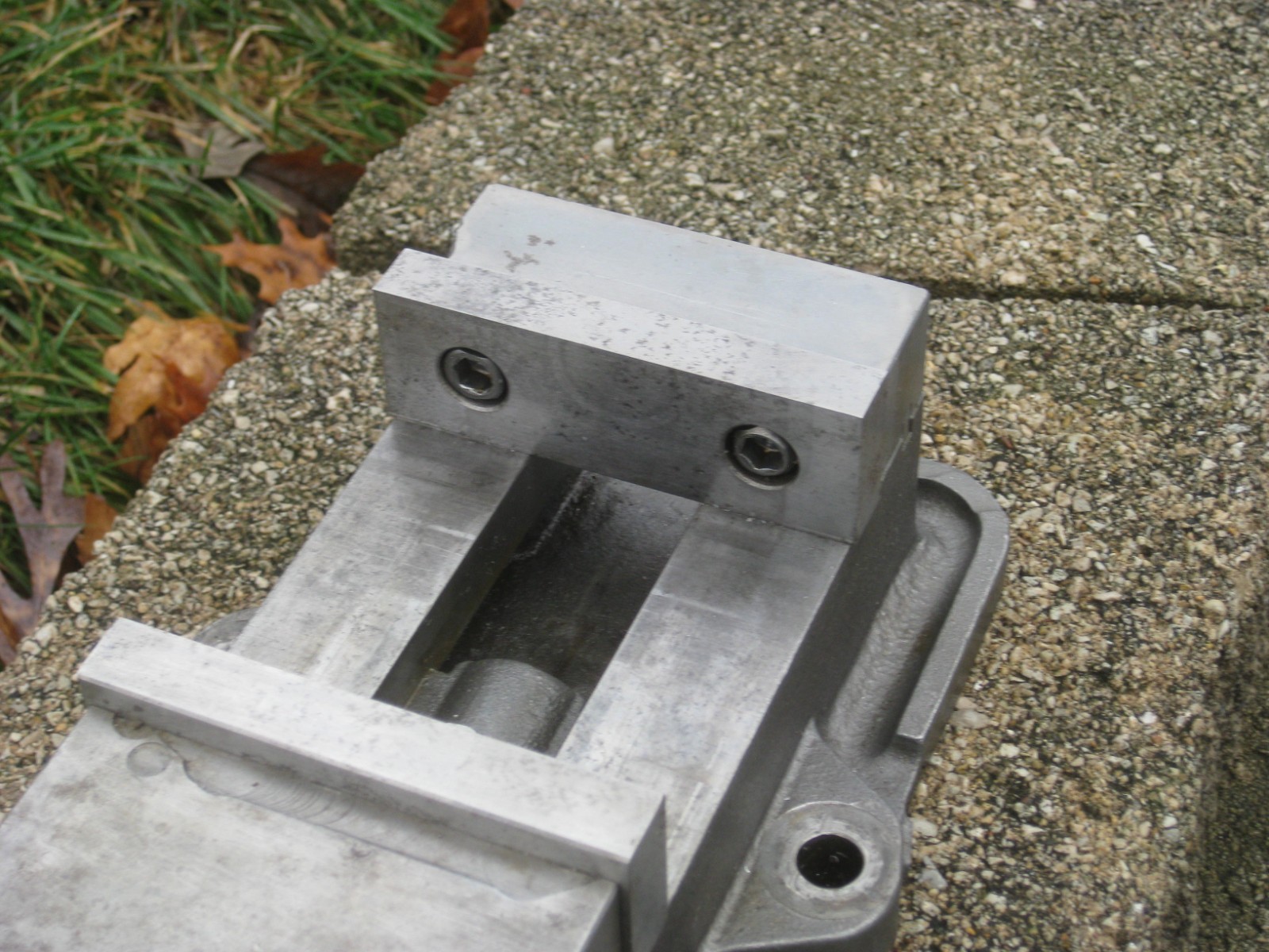 KURT ANGLOCK 4" MILLING MACHINE VISE - #D40