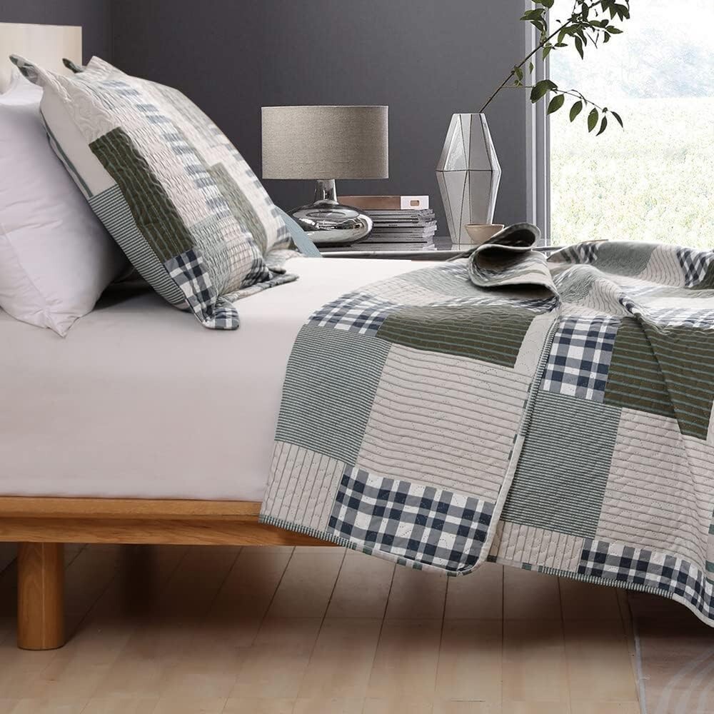 Durable Microfiber Queen Bedspread with Patchwork Design - Easy Care Bedding