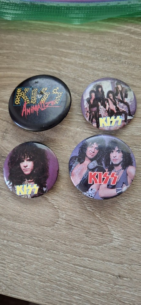 Vintage Lot Of 4 KISS Metal Buttons Pins Badges 1980s Hard Rock Concert Bag Pin