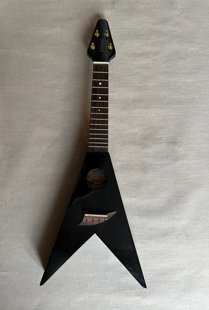 MAHALO UKULELE FLYING V BLACK