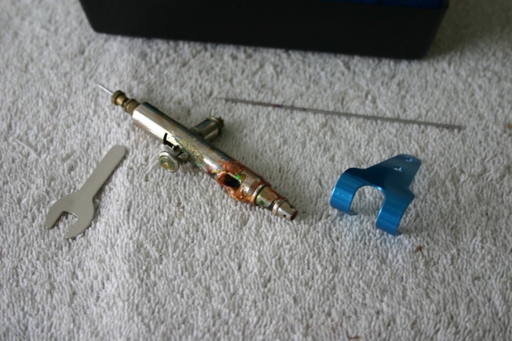 Badger 100SG Airbrush and Case - Needs Ceaning