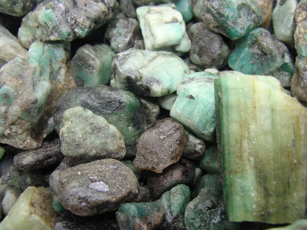 500 Carat Lots of Unsearched Natural Emerald Rough + a FREE faceted gemstone