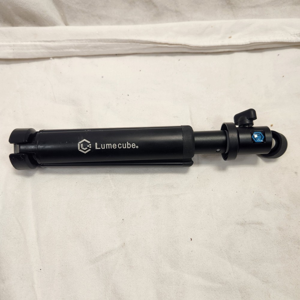 Lume Cube broadcast lighting kit B30 (light and stand - no light modifier).