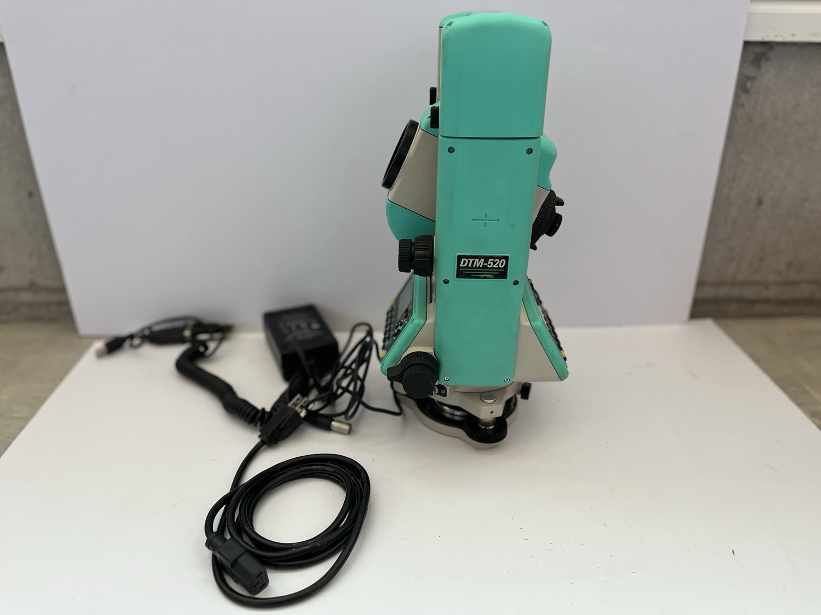 Nikon DTM-520 Total Station Surveying Instrument w/ Case