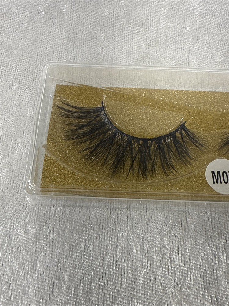 false eyelashes #M07